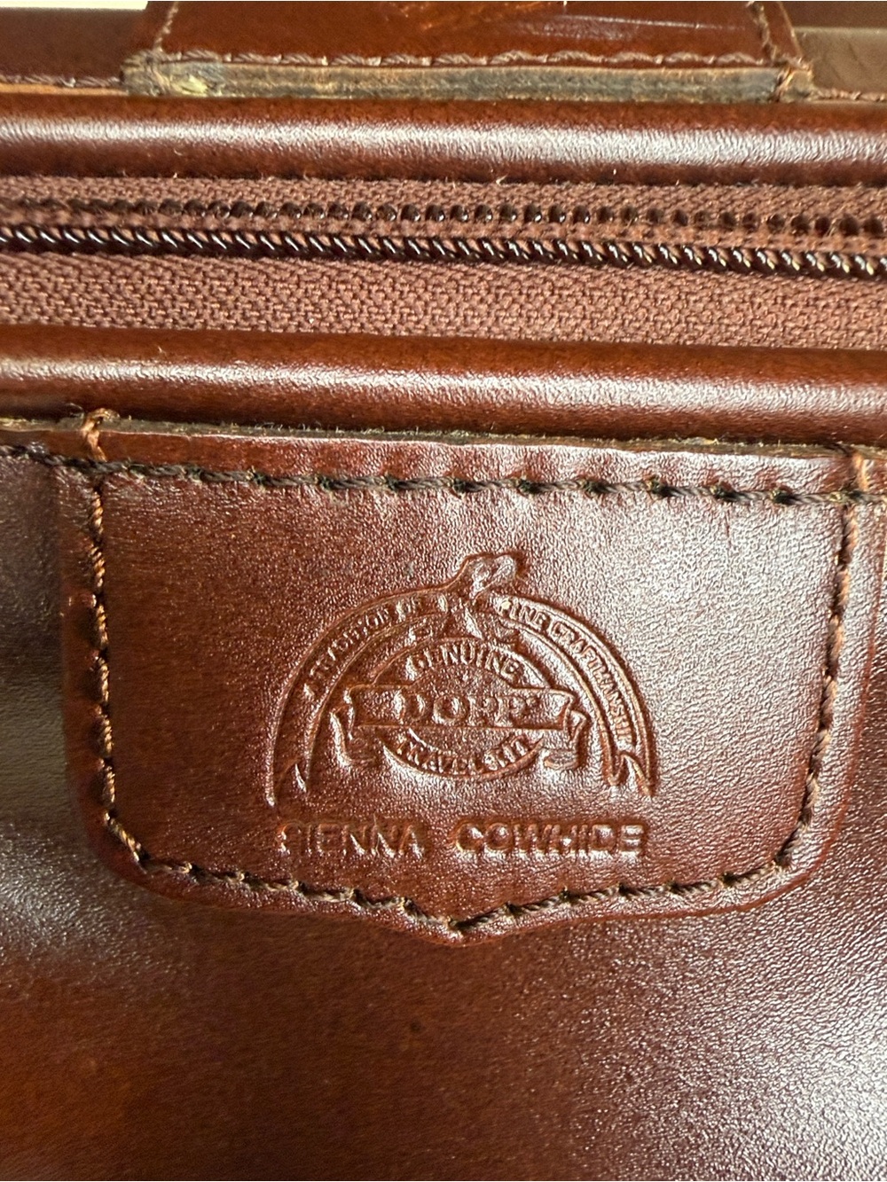 Vtg Dopp Toiletry Men's Brown Leather  Dopp Travel Bag real leather. makeup too